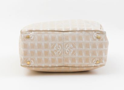 Chanel CHANEL - Sac cabas en nylon sable damassé figurant le matelassage et le symbole...