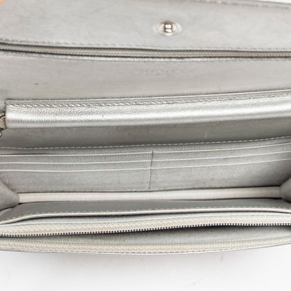 Chanel CHANEL - Sac pochette wallet on chain en agneau métalisé argenté - Intérieur...