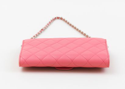 Chanel CHANEL - Pochette wallet on chain en agneau matlassé rose - Intérieur en agneau...