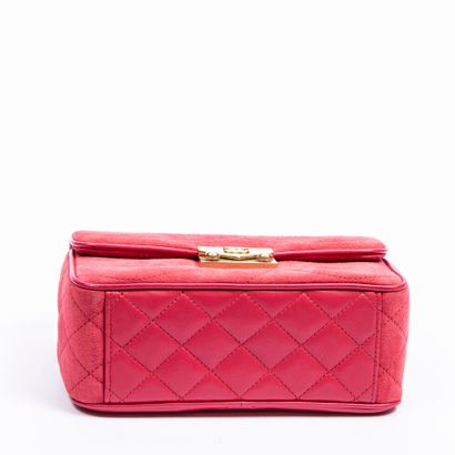 Chanel CHANEL - Sac de format boîte en cuir velour et agneau rose fuchsia - Intérieur...