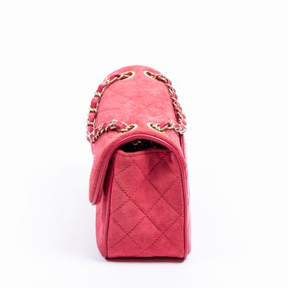 Chanel CHANEL - Sac de format boîte en cuir velour et agneau rose fuchsia - Intérieur...