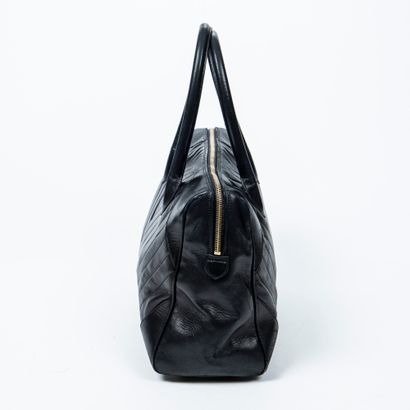 Chanel CHANEL - Black lambskin handbag with herringbone pattern - Black vinyl interior...