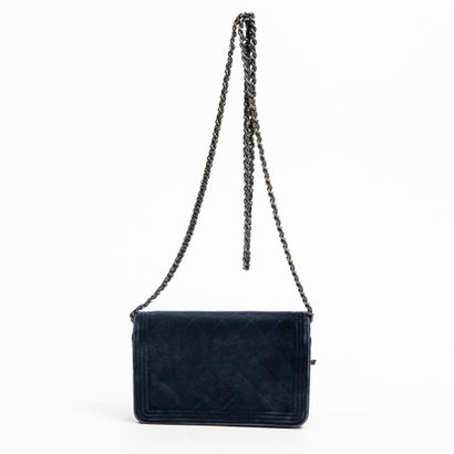Chanel HANEL - Wallet on chain boy in dark blue velvet - Inside in leather and grey...