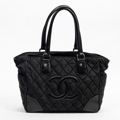 Chanel CHANEL - Sac cabas en nylon matelassé et application de cuir noir - Intérieur...