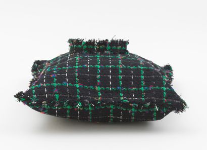 Chanel CHANEL - Cabas d'épaule en tweed de laine vert et noir entrelassé de fils...