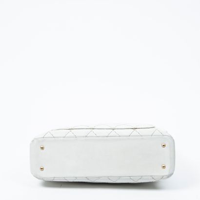 Chanel CHANEL - Sac cabas en agneau blanc matelassé de forme trapèze - Intérieur...