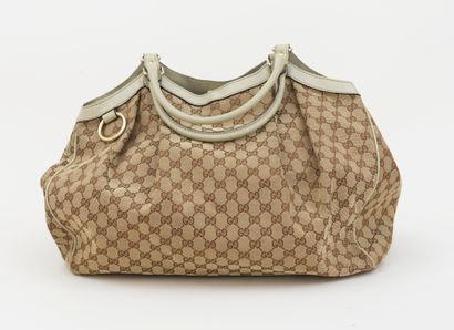 Gucci GUCCI - Grand sac à main type fourre-tout en toile monogrammée et cuir beige...