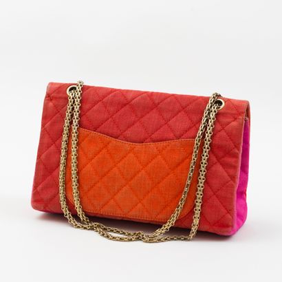 Chanel CHANEL - Sac 255 taille jumbo en coton matlassé tricolor rouge, rose, et orange...