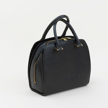 Louis Vuitton LOUIS VUITTON - Sac modèle Pont-Neuf en cuir épi noir - Intérieur en...