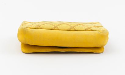Chanel CHANEL - Sac à rabas en cuir retourné façon nubuck de couleur jaune - Intérieur...