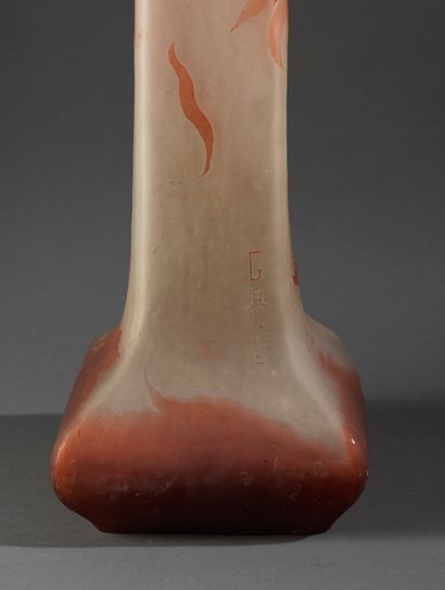 Émile GALLÉ Emile GALLE (1846- 1904) - Important vase en verre multicouches- Signé...
