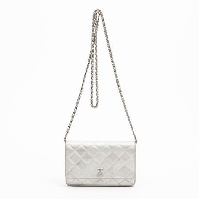 Chanel CHANEL - Clutch bag wallet on chain in silver lambskin - Inside in lambskin...