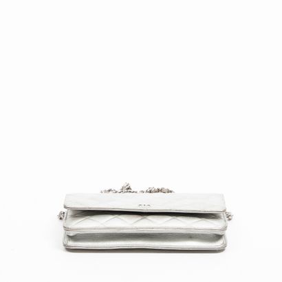 Chanel CHANEL - Sac pochette wallet on chain en agneau métalisé argenté - Intérieur...