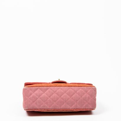 Chanel CHANEL - Sac classique en coton matlassé tricolore rouge, rose, et orange...