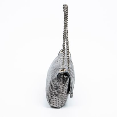 Chanel CHANEL -Sac à rabats en agneau métallisé gris perforé – Intérieur en satin...