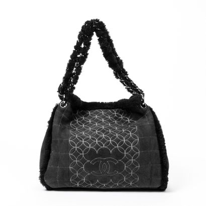 Chanel CHANEL - Sac porté main ou épaule en mouton retourné noir – Bijouterie en...