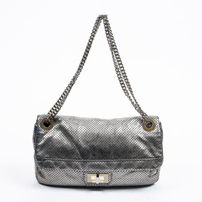 Chanel CHANEL -Sac à rabats en agneau métallisé gris perforé – Intérieur en satin...