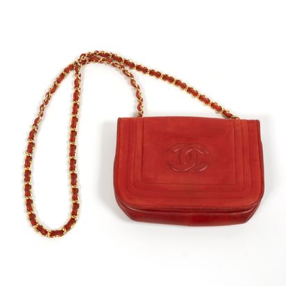 Chanel CHANEL - Petit sac du soir à rabats en agneau rouge – Bandoulière chaine entrelacée...