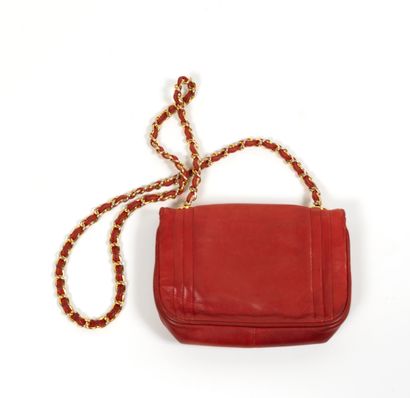Chanel CHANEL - Petit sac du soir à rabats en agneau rouge – Bandoulière chaine entrelacée...