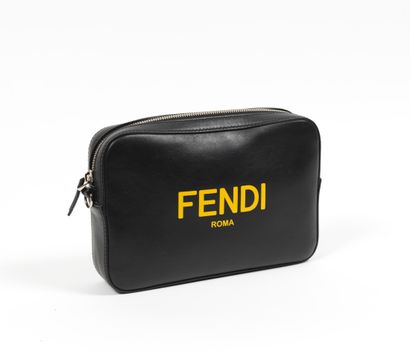 Fendi FENDI - Petit sac porté épaule type caméra en veau lisse noir – Intérieur en...