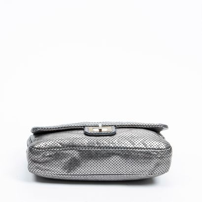 Chanel CHANEL -Sac à rabats en agneau métallisé gris perforé – Intérieur en satin...