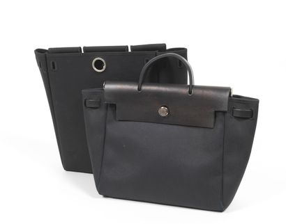 Hermès HERMES - Sac à dos modèle Herbag en cuir noir livré avec deux pochons en toile...