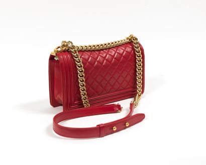 Chanel CHANEL - Sac Boy en agneau rouge framboise – Garniture en métal doré vieilli...