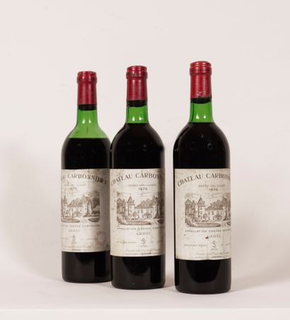 null 3 bottles Château Carbonnieux 1976 - Level 2 very slightly low - 1 mid-shoulder,...