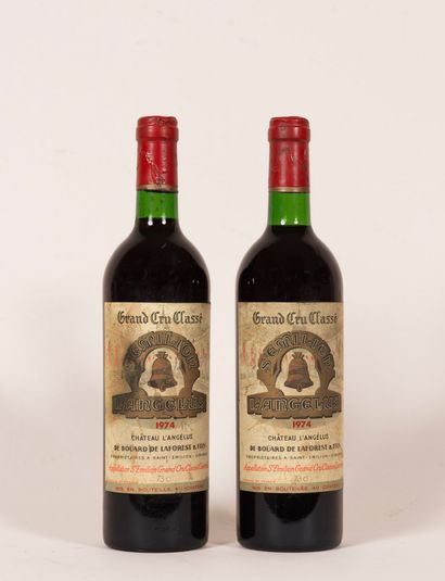 null 2 bouteilles Château l'Angélus 1974 - Niveau 1 très léger bas - Etiquette fânée,...