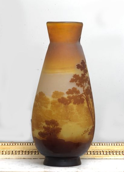 GALLE GALLE - Très grand vase en verre multicouche à décor de paysage lacustre -...