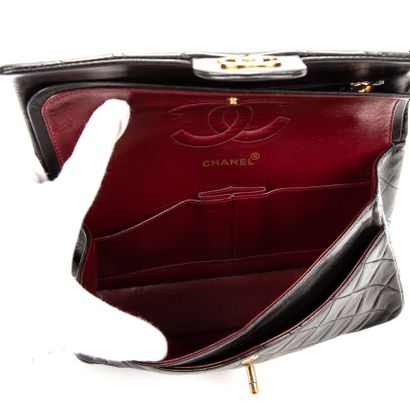 Chanel CHANEL - Classic double flap handbag - In black lambskin - Inside in burgundy...