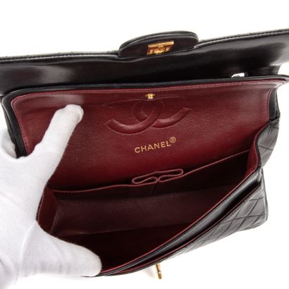 Chanel CHANEL – Sac à main Classique à double rabat – En agneau noir – Intérieur...