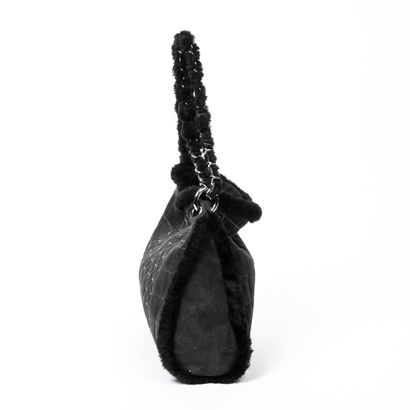 Chanel CHANEL - Hand or shoulder bag in black sheepskin - Blackened steel jewelry...