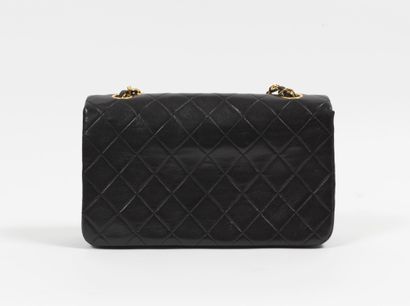 Chanel CHANEL - Shoulder bag with flaps in black quilted lambskin - Inside in red...