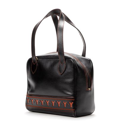 Yves Saint Laurent YVES SAINT LAURENT - Petit sac à main de forme boîte en cuir noir...