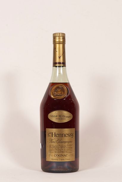 Hennessy 1 magnum Fine Champagne Hennessy 1,5L - Level very light low - Label faded...