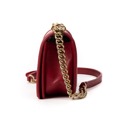 Chanel CHANEL - Sac Boy en agneau rouge framboise – Garniture en métal doré vieilli...