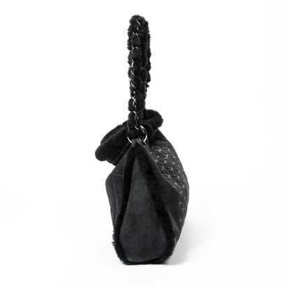 Chanel CHANEL - Hand or shoulder bag in black sheepskin - Blackened steel jewelry...