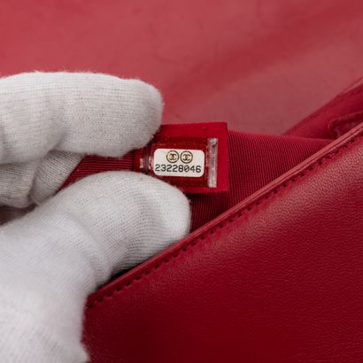 Chanel CHANEL - Sac Boy en agneau rouge framboise – Garniture en métal doré vieilli...