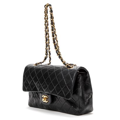 Chanel CHANEL - Classic double flap handbag - In black lambskin - Inside in burgundy...