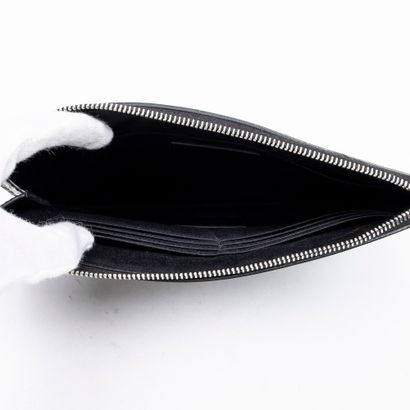 Yves Saint Laurent YVES SAINT LAURENT - Petite pochette zippée en cuir noir frappé...