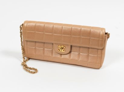 Chanel CHANEL -Pocket baguette in metallic beige leather - Inside in pink lambskin...