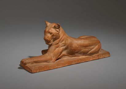 Louis RICHE Louis RICHE (1877-1949) - Lioness lying down - Terracotta - Stamped Susse...