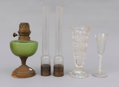 DIVERS 
Divers

Lot comprenant une lampe à pétrole et deux tubes en verre, un vase...
