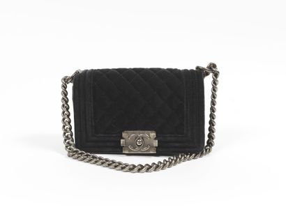 CHANEL CHANEL - Sac Boy petit modèle en velours noir et agneau noir – Intérieur en...