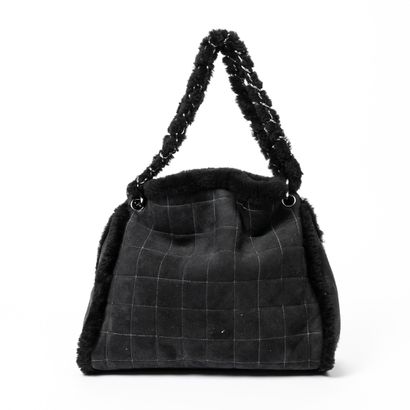 CHANEL CHANEL - Hand or shoulder bag in black sheepskin - Blackened steel jewelry...