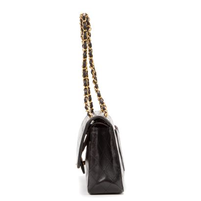CHANEL CHANEL - Classic double flap handbag - In black lambskin - Inside in burgundy...