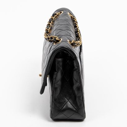 CHANEL CHANEL - Classic handbag with double flap - In black lambskin - Inside in...