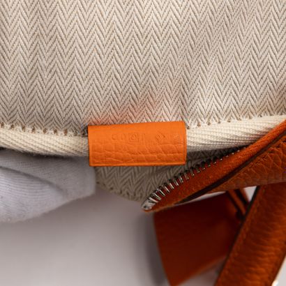 HERMES HERMES - Sac à main Victoria – En veau togo orange – Bijouterie palladium...