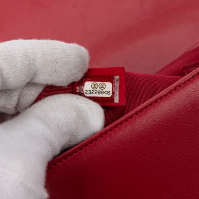 CHANEL CHANEL - Boy bag in raspberry red lambskin - Antique gold metal trim - Inside...